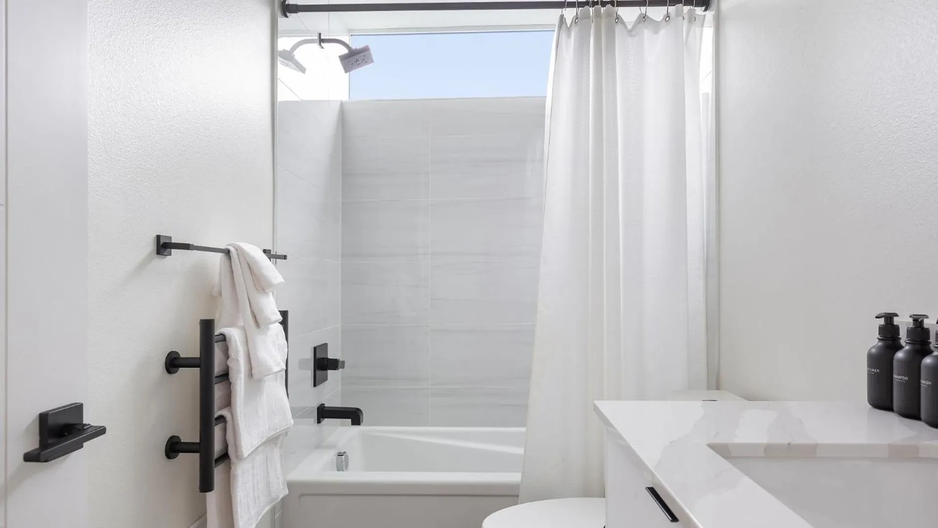Вилла Stylish Townhouse Near Seattle Attractions США