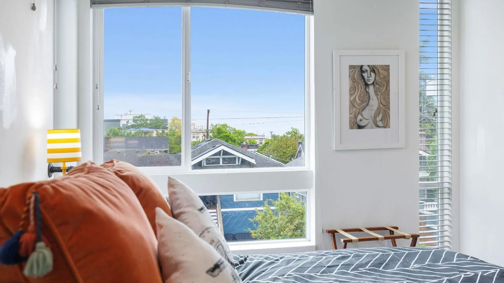 Вилла Stylish Townhouse Near Seattle Attractions США